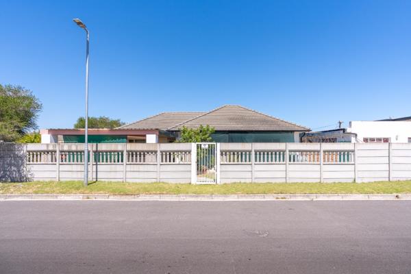 Welcome to a property that blends comfort with convenience, perfect for family living. The main house boasts three bedrooms and a full bathroom, complemented by a cozy lounge and a functional kitchen. This setup is ideal for nurturing family life and creating lasting ...