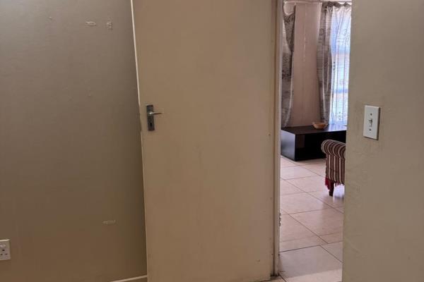 IMPORTANTV: FLAT TO SHARE
A room available in a 3 bedroom apartment. 
Looking for a ...