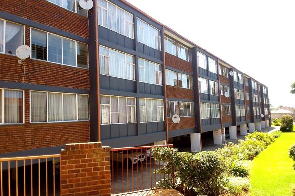 Spacious 2 bedroom apartment for sale in Florida , Roodepoort. The property offer :

2 ...