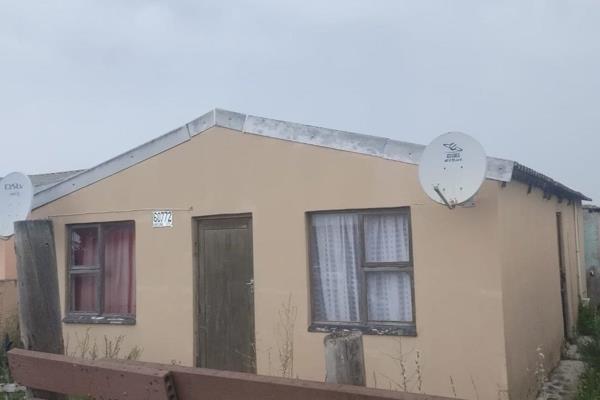 Come view this 2 bedroomed house in a good quite street,.
With bathroom.
Enclosed Yard.