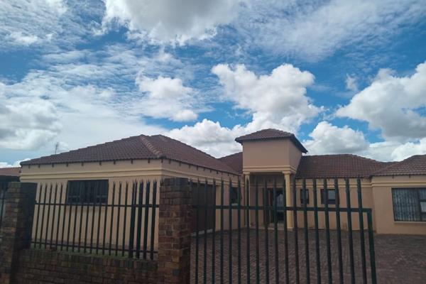 Magnificent family home for rental 

the property is situated in an upmarket neighbourhood of die heuwel in close proximity to top ...