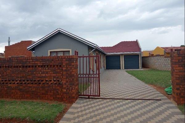 Charming Family Home in Vosloorus Ext 10 
Discover this delightful 3-bedroom home that blends comfort, style, and functionality. ...