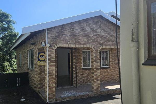 This spacious cottage is situated on a well secured gated property on Silverglen Drive. 
It has ample space for parking. 
Pet ...