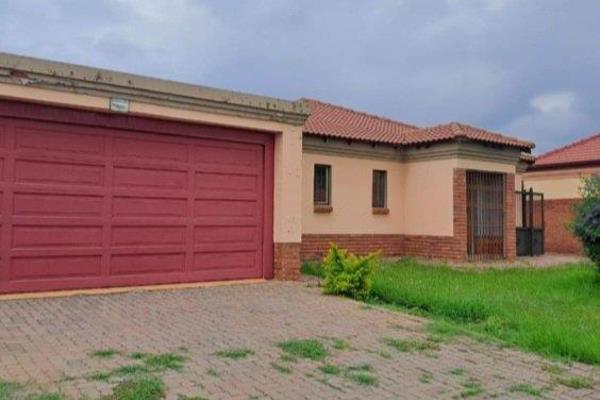 This family home is in a secure complex
Great investment
The home features 
Lounge
dining room
kitchen
3 bedrooms
2 bathrooms
3 ...