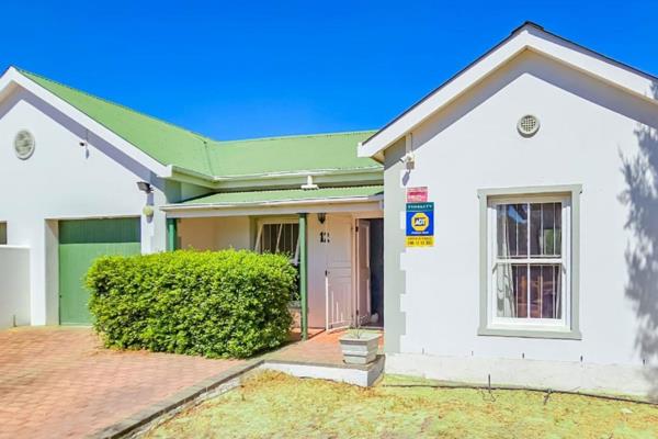 Exclusive Mandate - This cosy home offers a combination of comfort, convenience, security and privacy. The lock-up and go ...