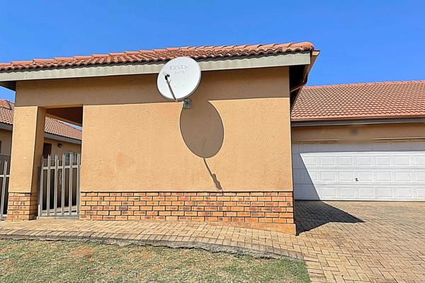 Spacious 3 bedroom home...
2 Bathrooms, main bedroom offers an en-suite bathroom...
Neat open plan lounge and kitchen area...
Small ...