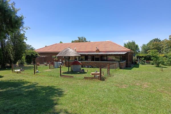 This 2.5-hectare smallholding offers tranquil country living and modern convenience. The main house features three spacious bedrooms ...