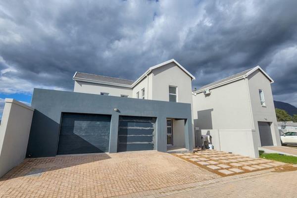 A spacious 3-bedroom house in Mountain Crest Security Estate, Paarl, would likely offer a perfect balance of luxury, comfort, and ...