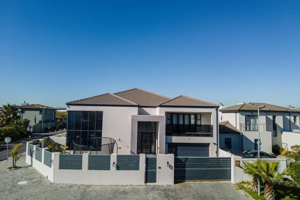 Welcome to this fully furnished stunning luxury residence in the heart of Cape Town&#39;s most sought-after neighborhood.

This ...