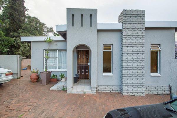 Owner Asking R 1 250 000
Only Considering Offers above R 1 200 000
Step inside this stunning 4-bedroom home in the coveted Breaunanda ...