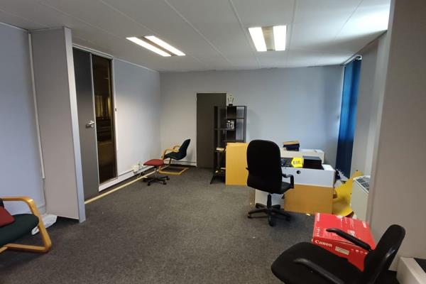 Ideal office location in a professional environment. 

This space offers flexibility in ...