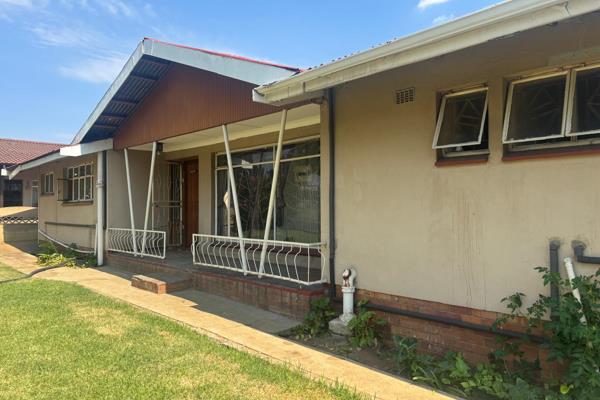 This property situated on a land size of 838m2 in Estera, Germiston offers you 3 bedrooms (bic), bathroom, kitchen, open plan lounge – ...