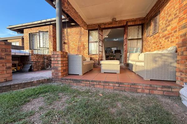 Exclusive Mandate!

This home is fully tiled and well kept.
It offers two bedrooms with built-ins, one full bathroom, a cosy neat ...