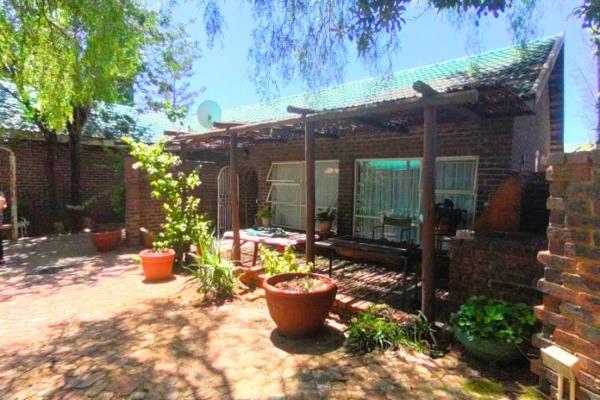 Generating an income of R14 750 at the moment
3 Properties, consisting of:

1st Property
2 bedrooms with built-in cupboards and ...