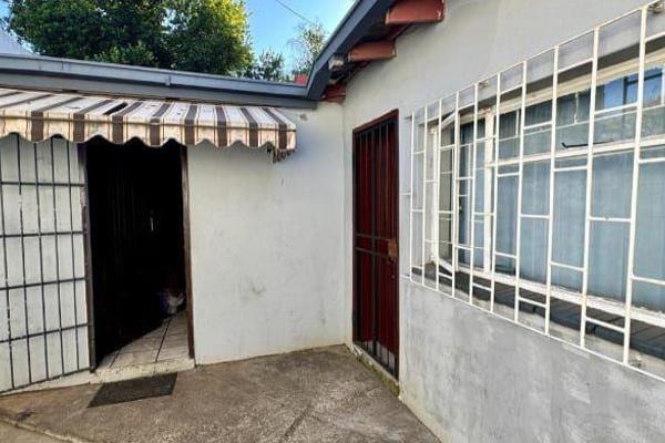 Old market gem in Sunnyside. This 6 bedroom property (including 2 x flatlets) can be fixed up or can be used as a hostel/guest house. ...