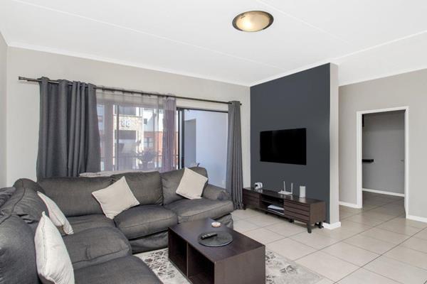 24 Hrs Security - Spacious Open Plan Living - Lounge - Dining Room - Modern Kitchen ...