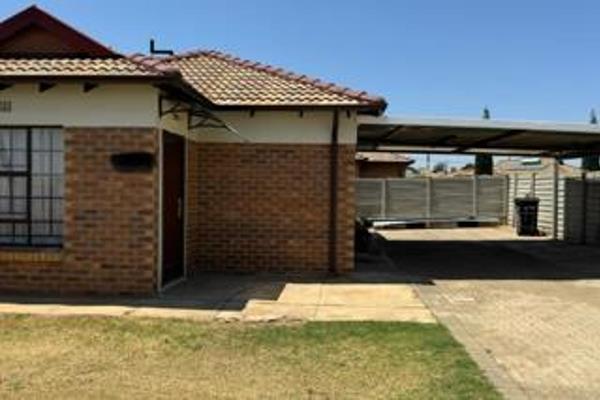 This beautiful freehold house is situated in an excellent secure 24-hour security and a very quiet Midrand Villages Estate in Clayville ...