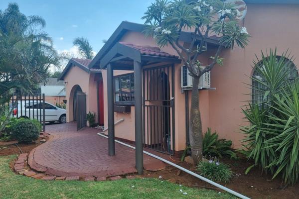 This house is situated in the Old ORCHARDS close to shops, schools, pre-schools, public transport, main  roads and Wonder Park ...