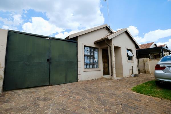 Charming 2-Bedroom, 1-Bathroom Home for Sale in Alliance, Benoni

This well-maintained, cozy home is the perfect find for those looking to settle in the sought-after Alliance area of Benoni. 

Offering two spacious bedrooms and 1 bathroom, it provides comfortable living ...