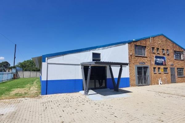 This spacious 180m2 freestanding unit offers excellent flexibility for businesses ...