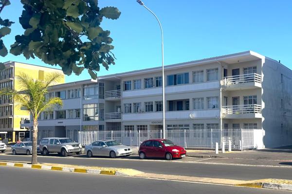 This charming 2-bedroom apartment in Paarl Central Offers a spacious and comfortable ...