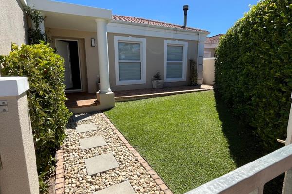 Three-bedroom house situated in the De Waterbosch gated estate with close proximity to the R44, N2 and Waterstone Village. 

Features ...