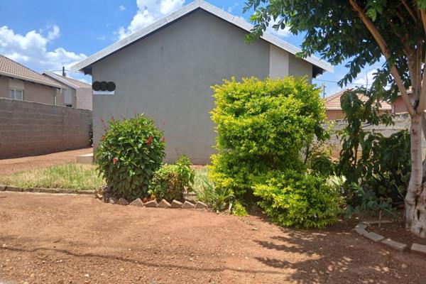 2 Bedroom house with 1 bathroom, situated in a well developed area close to schools and all amenities. Kitchen and Tv room an ...