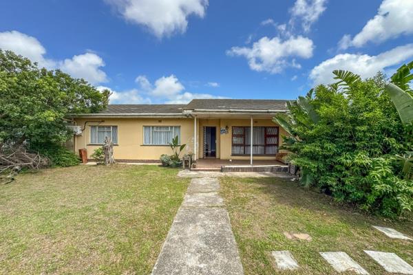 This very neat spacious home is located in Rowallan Park which ensures easy access to ...