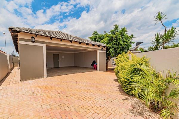 A beautiful 5 bed house featuring 3 bathrooms. kitchen, lounge, double garage, clean pool, Solar Gyser, DSTV, Lapa and wi-fi ready, no ...