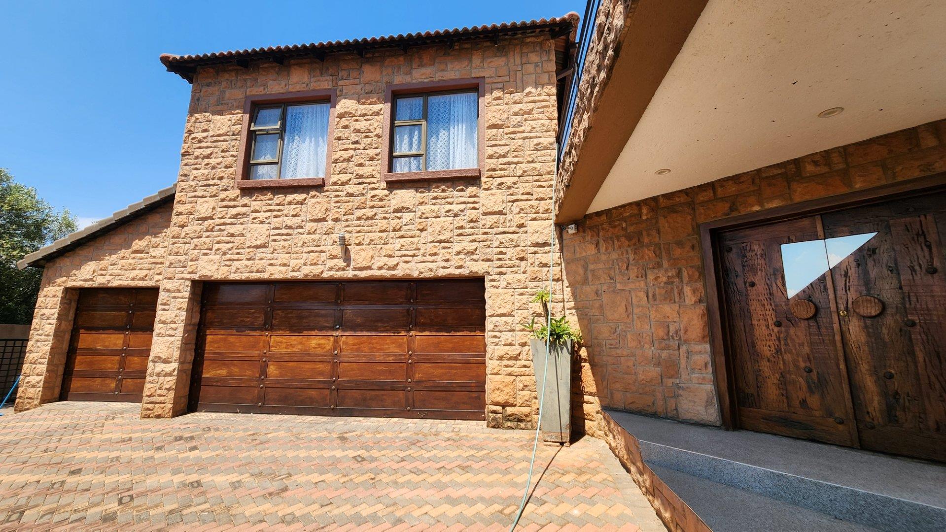 4 Bedroom House for sale in Stone Ridge - P24-115500087
