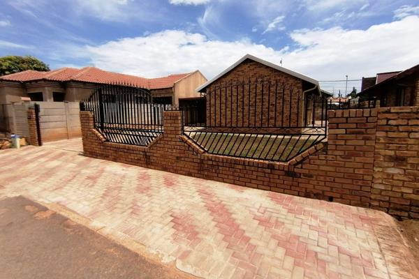 This beautifully maintained three-bedroom house for rent in Mamelodi East, Vista View, offers a perfect blend of comfort, security, and ...