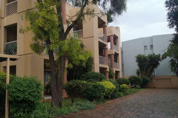 Well-maintained 1st Floor apartment. Situated in a quiet road just off Beyers Naude Drive within easy walking distance to Cresta ...