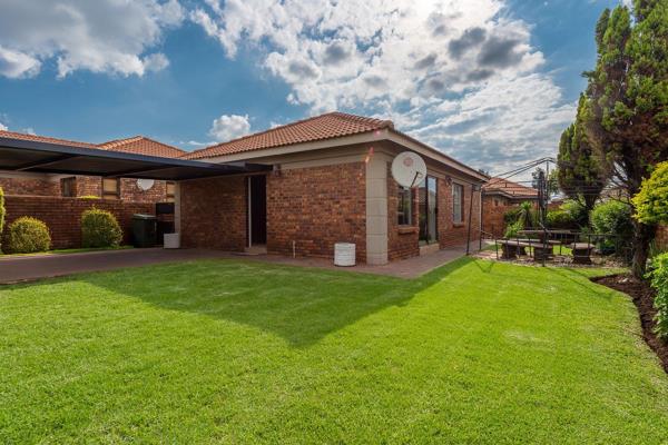 Enjoy estate living- secure simplex unit in southdowns estate. Another exclusive property by Rosie Viljoen Real Estate. Are you looking at living the American lifestyle- 24hr security estate where the children play free and there ...