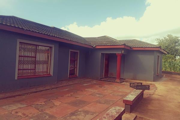 This property located at Mukula Tshinyele, is has 4bedrooms,sittingroom,kitchen and garage, it as Spaza shop inside the yard, out side ...