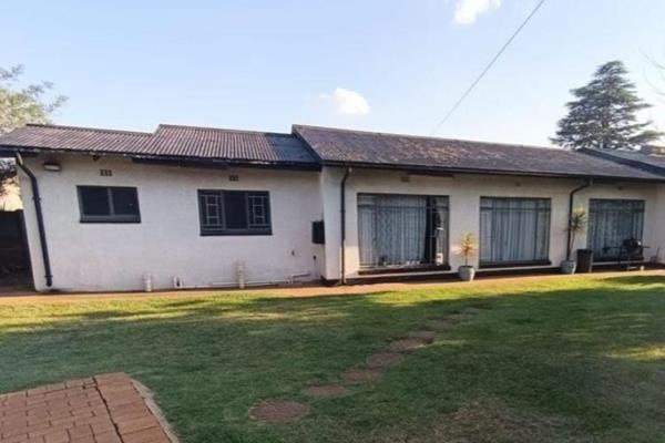 This property in Strubenvale offers:
3 Bedrooms (all bic - main with walk in closet)
1 En-suite
1 Bathroom (shower, bath and ...