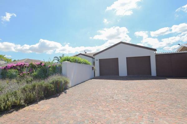 Dream 4 bedroom home in desirable uitzicht!!!
Come home to comfort!!!

This lovely 4 bedroom home invites you to call this ...