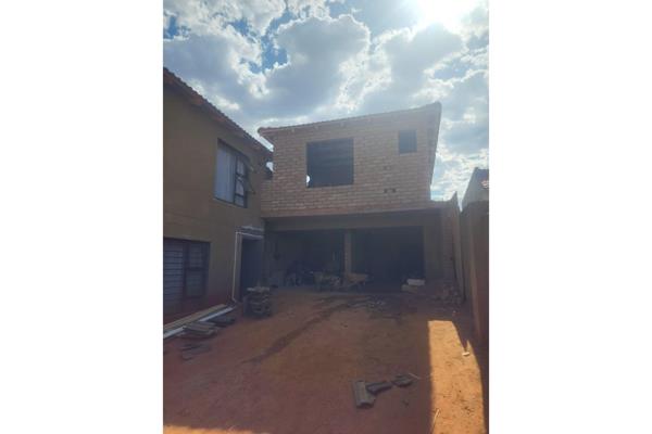 2 bedroom 1 bathroom cottage available for rent.
Rent is R5000
Deposit required R4000 ...