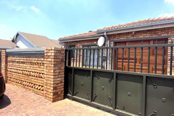 3 Bedroom House For Sale at Etwatwa Ext 3

Experience the ultimate luxury living Stunning 3 fitted bedrooms, 1 bathroom home in Etwatwa ...