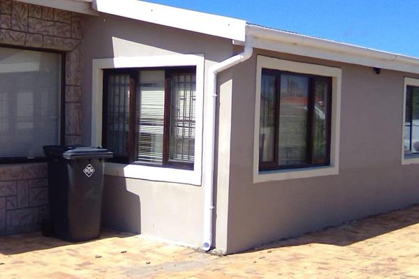 House for sale
Gouritsmond western cape
R3, 255 000

3 x Bedrooms
1,5 Bathrooms
3 x Open Parkings
Double Carport
Study
Small ...