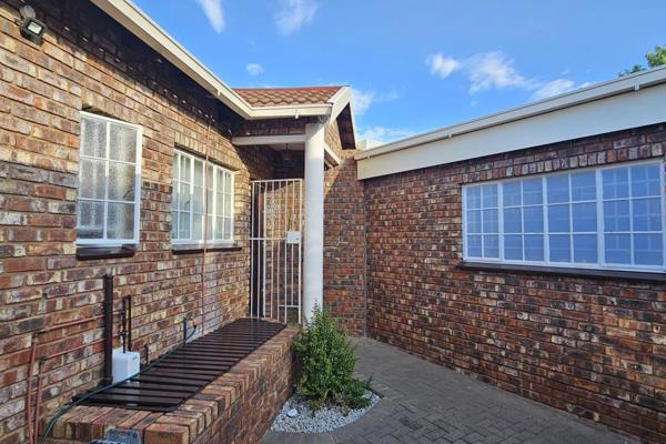 Welcome to this move-in ready townhouse, perfectly situated in the highly desirable southern suburbs of Bloemfontein. This spacious and ...