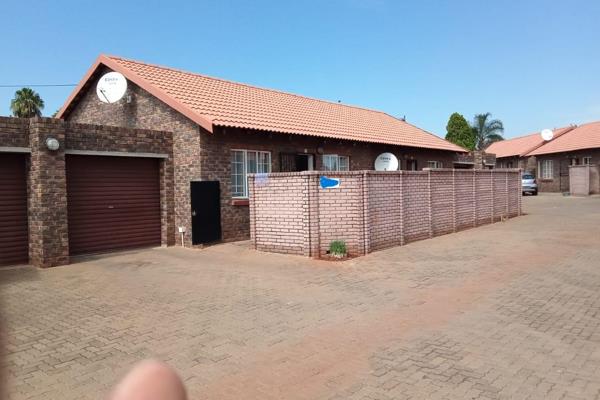 This property boast with 2 bedroom , lounge , kitchen, 1 bathroom , Single garage 

Inside 
2 bedroom 
Lounge
Kitchen
1 bathroom 

Outside 
Single garage 
Courtyard
Ample parking for visitors 