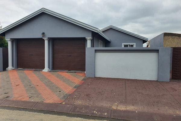 Nice and neat home offers 3 Bedrooms with BIC, open plan lounge and fully fitted kitchen, 1 bathroom 

Outside:
Fully walled with ...