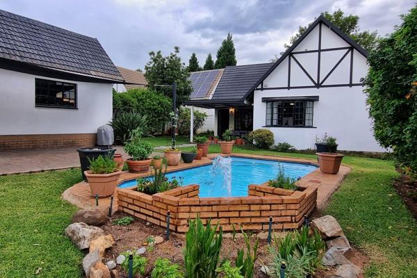 Immaculate home in a village-like community of Tudor style character, epitomised by cottage pane and bay windows to add to its classic ...