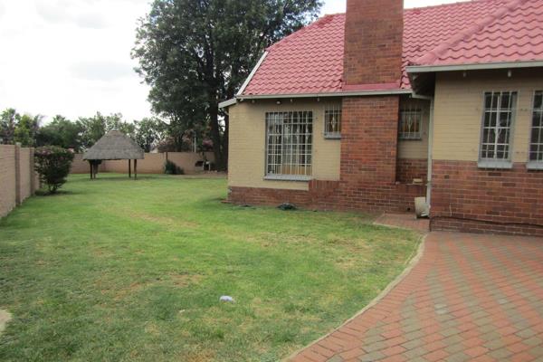 This charming 3-bed home is situated on Gorse rd, Robertsham, Jhb South, conveniently ...