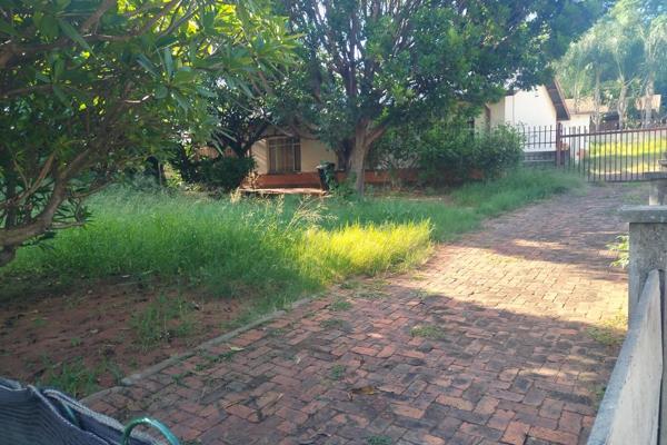 Only cash buyers please  !!!!!!
Ideal for investors or persons that want to renovate a house
This 4 bedroom house is one of that ...