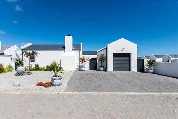 Experience the best of coastal living in this stunning home, just 150 metres from pristine beaches. Located in a 24-hour secure estate ...