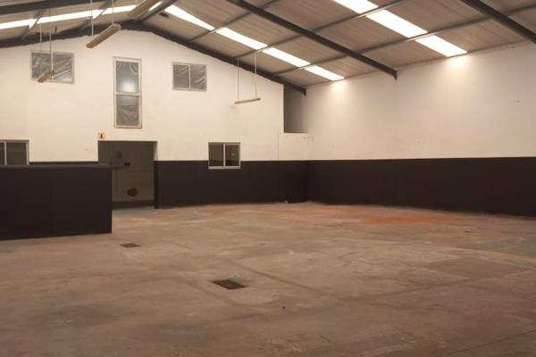 Spacious Warehouse with Office space.
2 x Bathrooms
3phase Electricity.

This price is VAT excluded
Available 1 April 2025