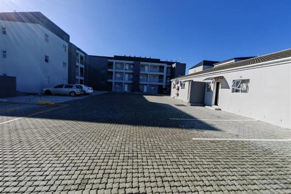 2Bed Apartment- Urgent Sale! - Knole Park 
R939 000 

Ideally located in Knole Park, close to transport shops and amenities. ...