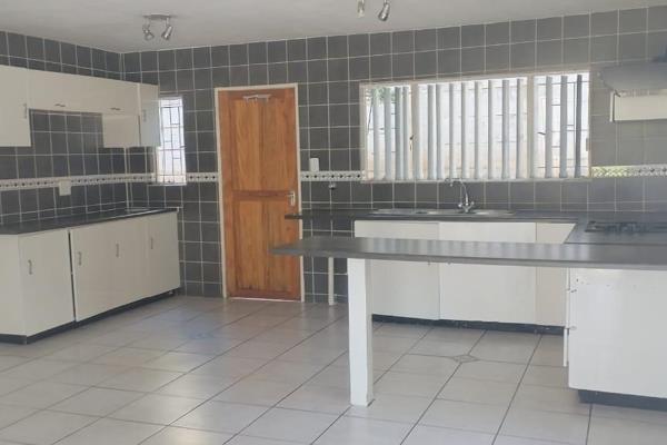 COTTAGE - DUPLEX - SUNDOWNER
Spacious open plan kitchen / lounge on the ground floor
Kitchen has space for front loader washing machine ...