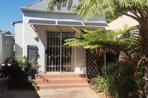 This upmarket cottage is situated in the popular suburb of Risidale and offers:

* ...